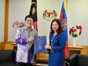 Pertemuan Ewon dan Suriani di pejabatnya hari ini