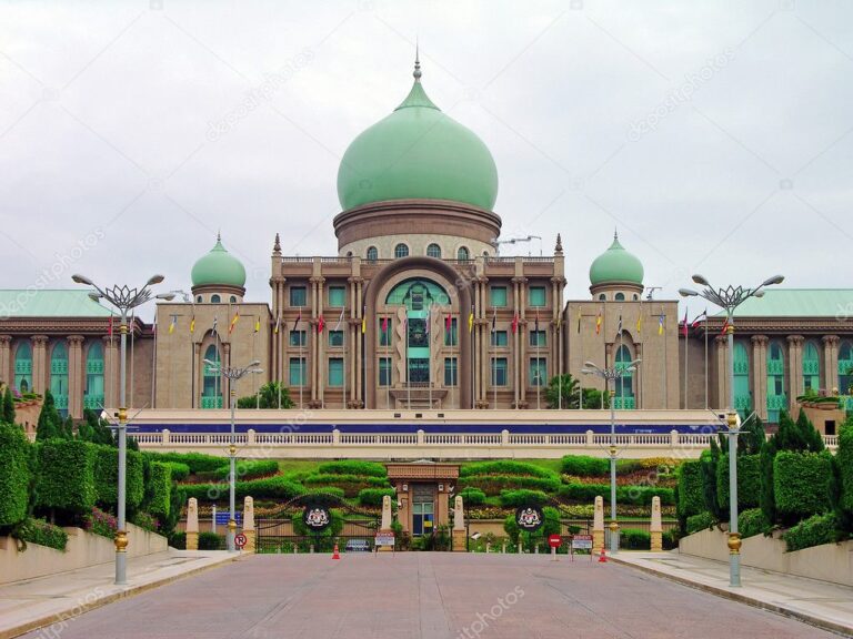 depositphotos_1393000-stock-photo-perdana-putra-in-putrajaya-malaysia